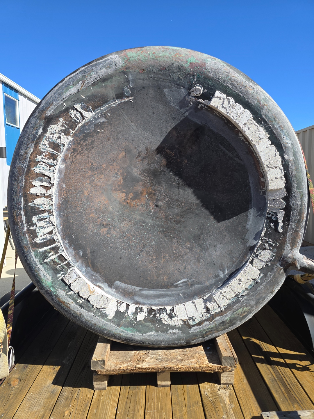 Full view of the kettle base on wooden pallet