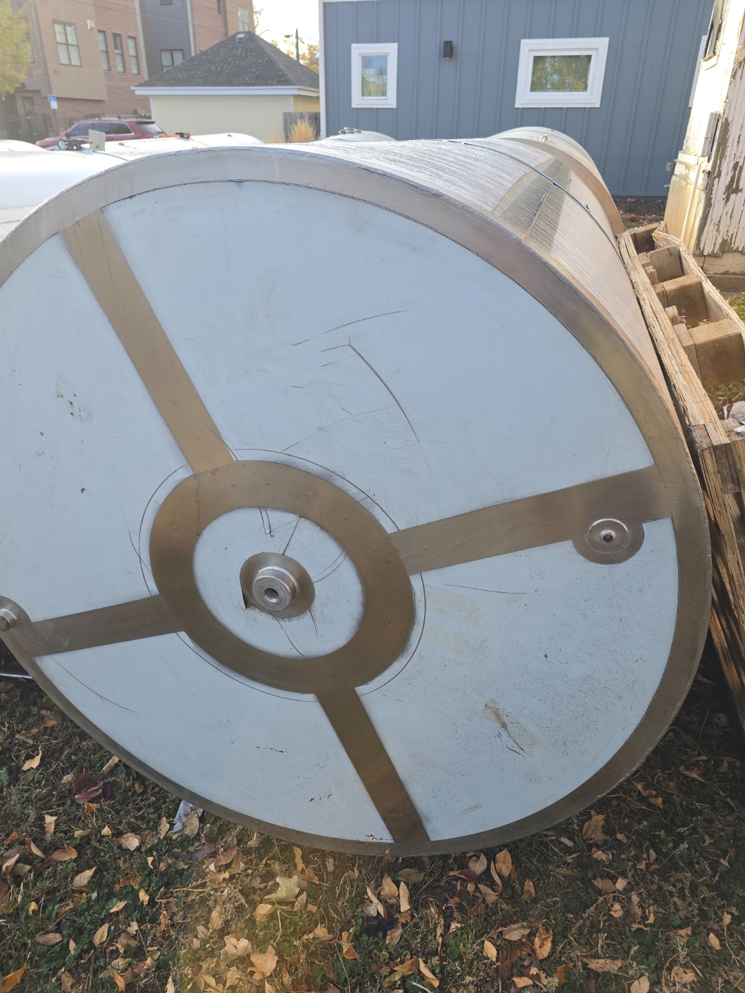 Bottom dish head with leveling legs