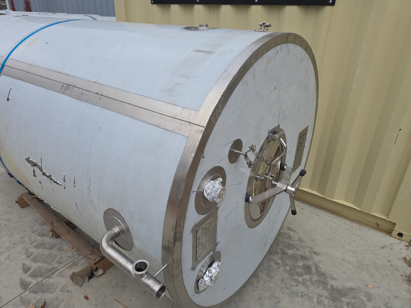 Angled view of tank end showing all fittings