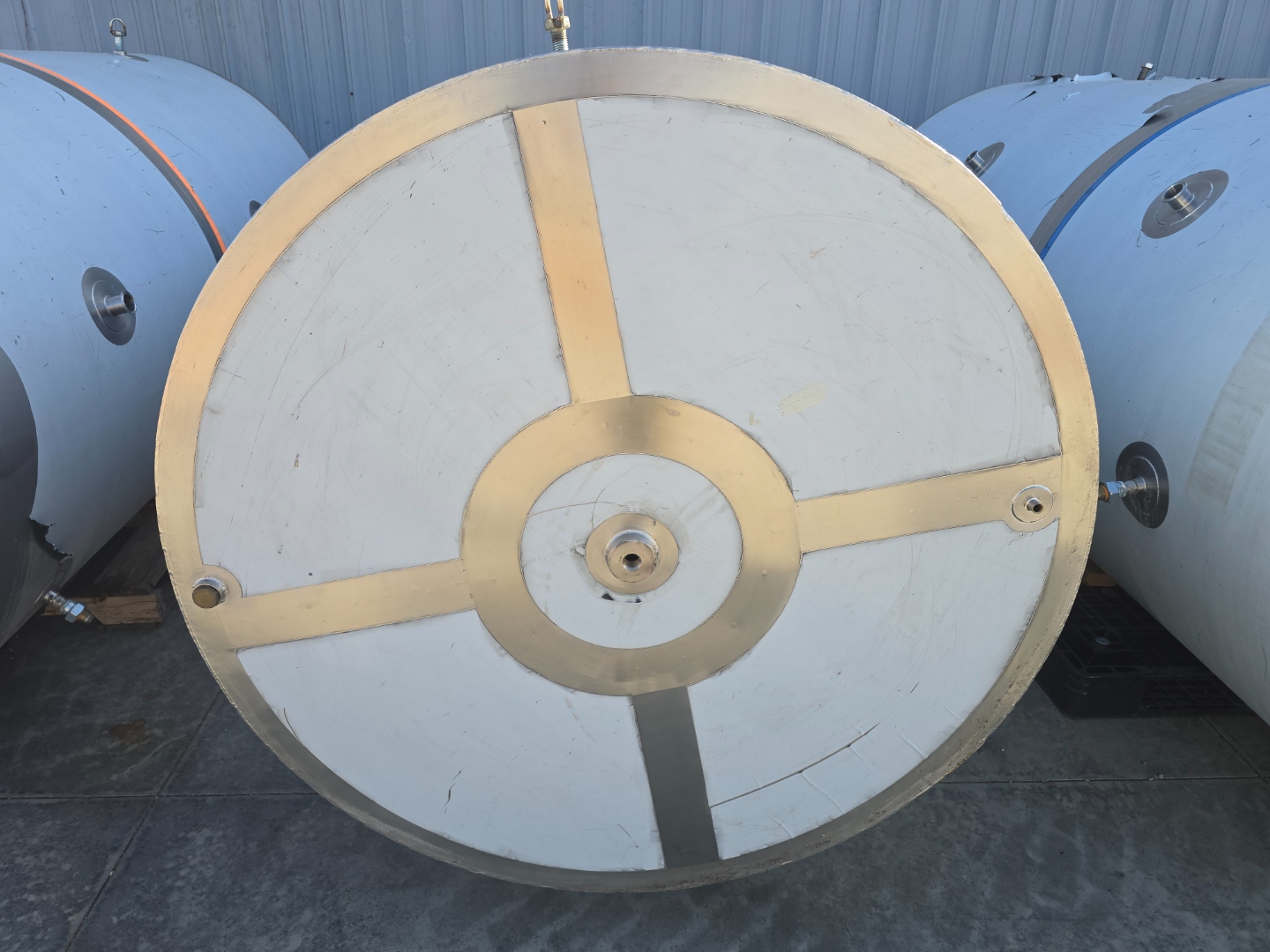 Flat end plate with crossbar reinforcement detail