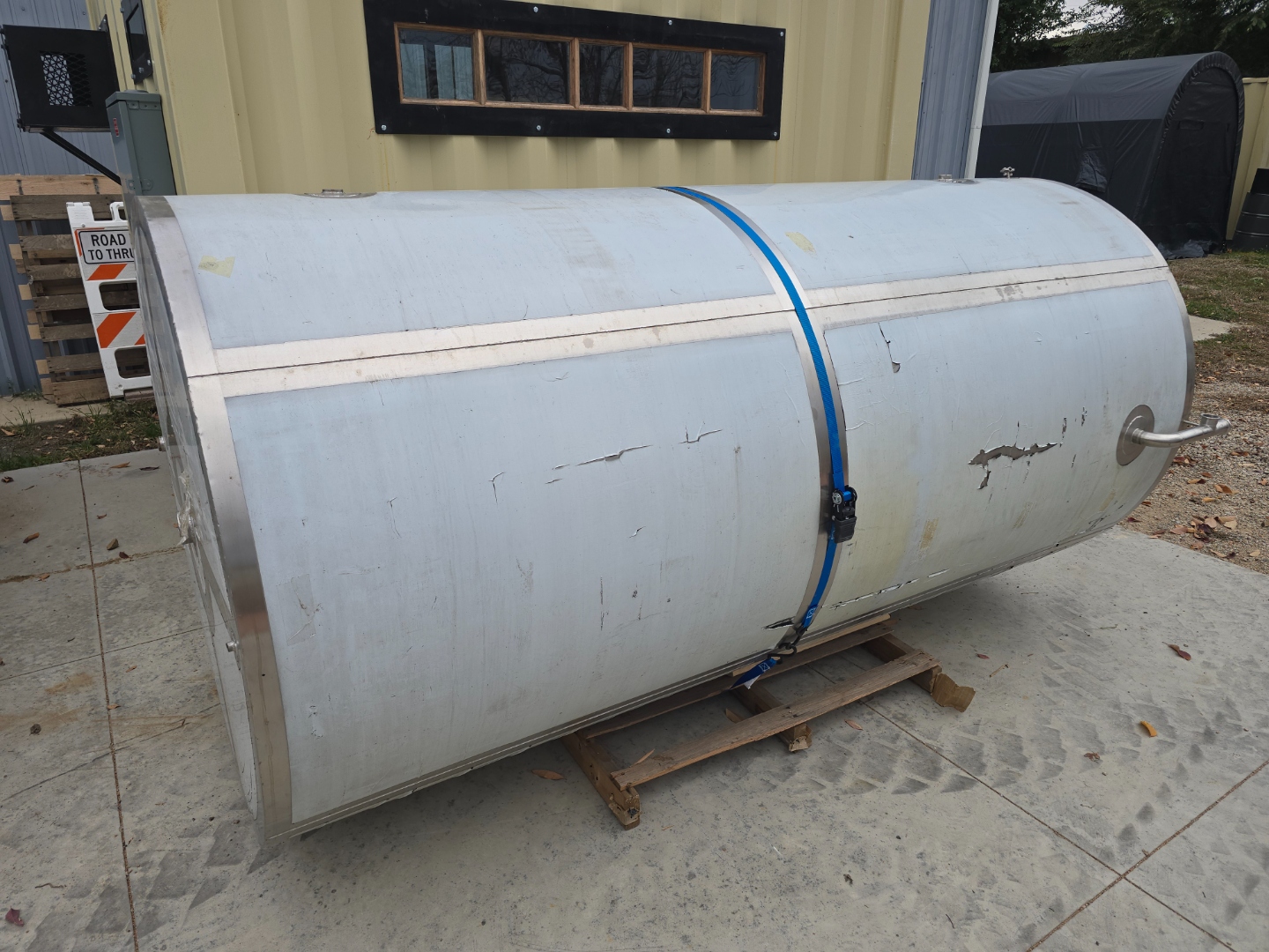 Manway close-up with KOPT 304/1.4301 material stamp